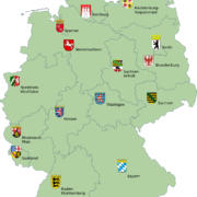 Deutsch: Karte der Bundesrepublik Deutschland mit Grenzen und Wappen der Bundesländer.