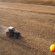 Luftaufnahme eines Traktors auf einem trockenen, rissigen Feld in Bayern, April 2026
