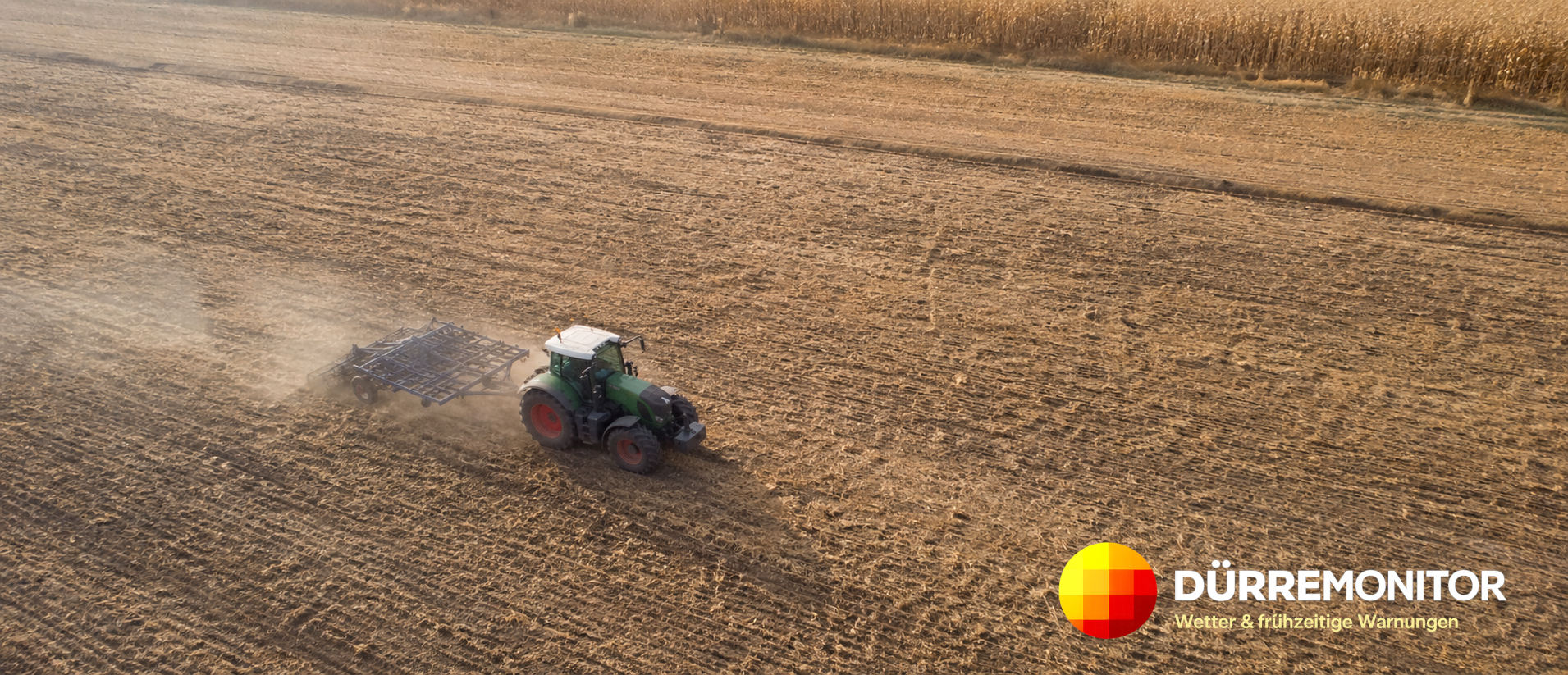 Luftaufnahme eines Traktors auf einem trockenen, rissigen Feld in Bayern, April 2026